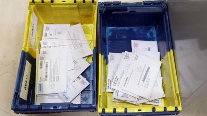 un primer equipo de trabajadores de la empresa postal entregará los votos en custodia en las 59.555 mesas electorales