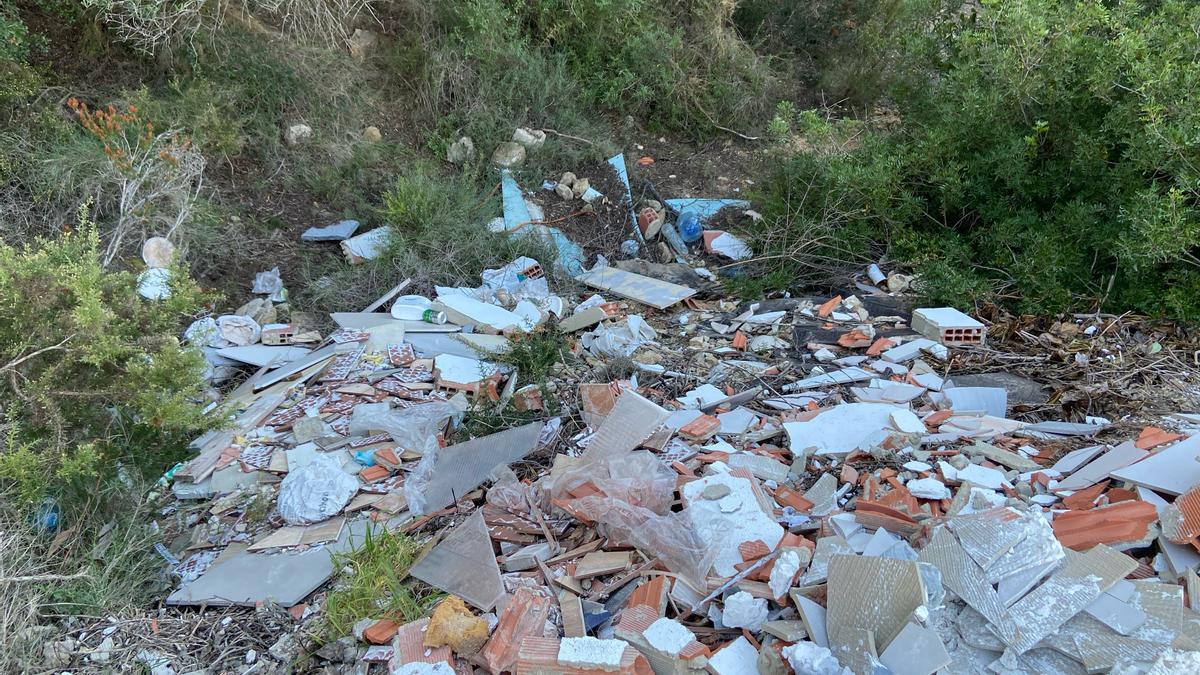 Restos de obra hallados en un zona naturales perteneciente a la Llosa de Ranes.