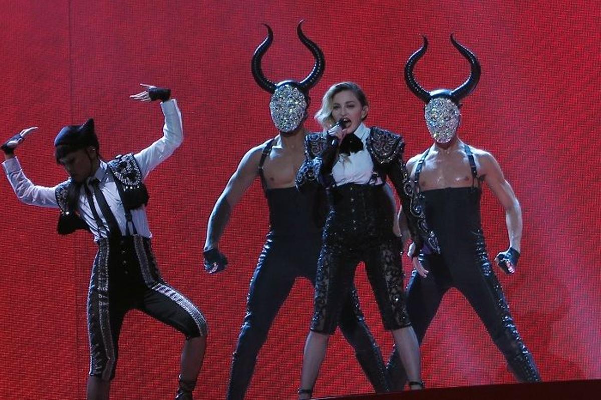 Madonna y sus bailarines con tocados 'made in Spain'