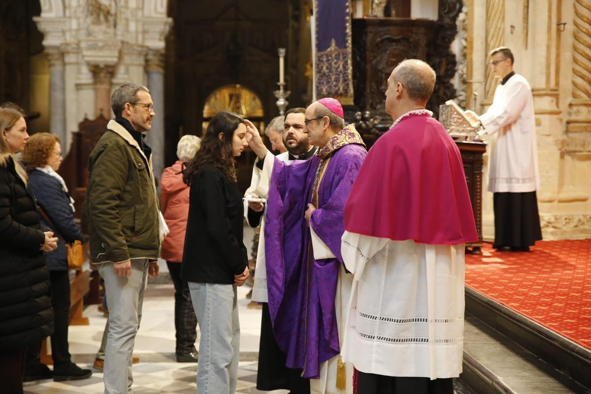 El obispo de Córdoba, Jesús Fernández, impone la ceniza a los fieles en la Catedral para dar inicio a la Cuaresma.