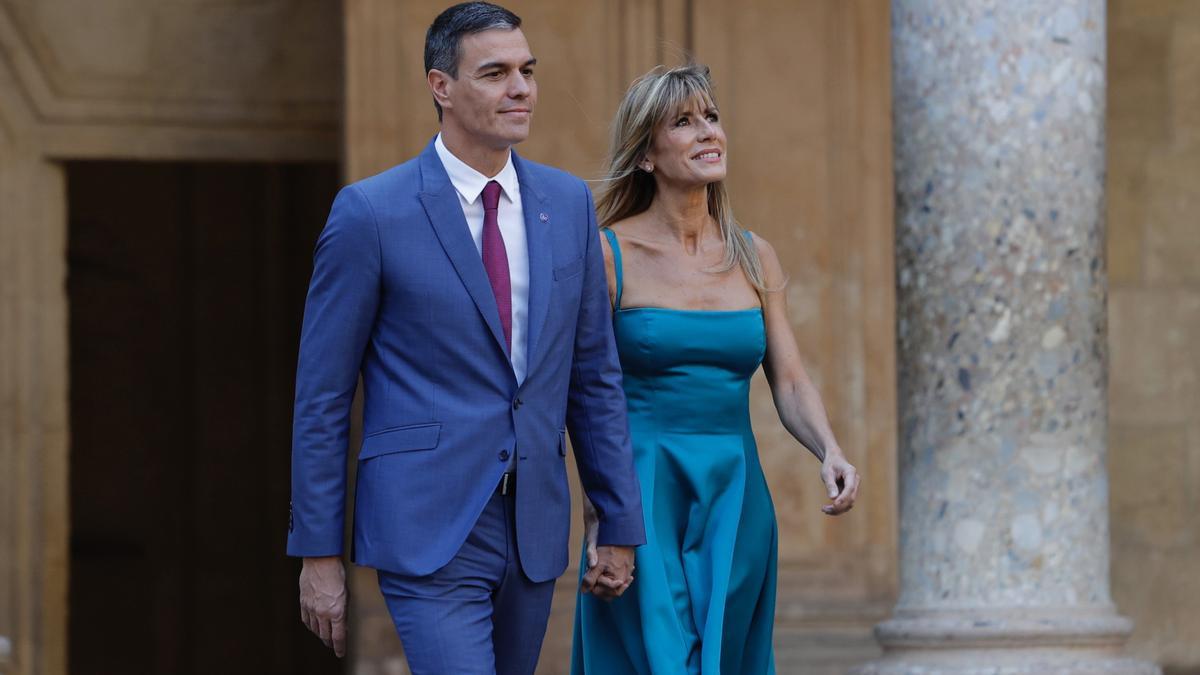 Archivo - El presidente del Gobierno, Pedro Sánchez, junto a su mujer, Begoña Gómez, a su llegada al Palacio de Carlos V, a octubre del 2023 en Granada (Andalucía, España).