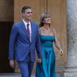 Archivo - El presidente del Gobierno, Pedro Sánchez, junto a su mujer, Begoña Gómez, a su llegada al Palacio de Carlos V, a octubre del 2023 en Granada (Andalucía, España).