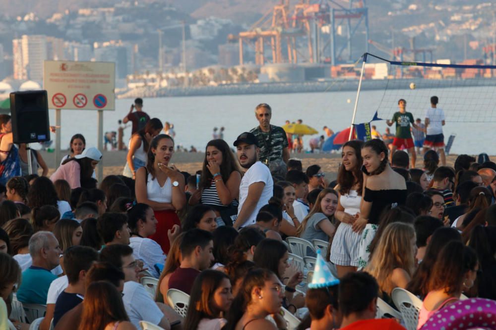 Miles de personas se congregaron en el Cine Abierto de la playa de la Misericordia para ver el estreno de los dos primeros capítulos de La Casa de Papel.