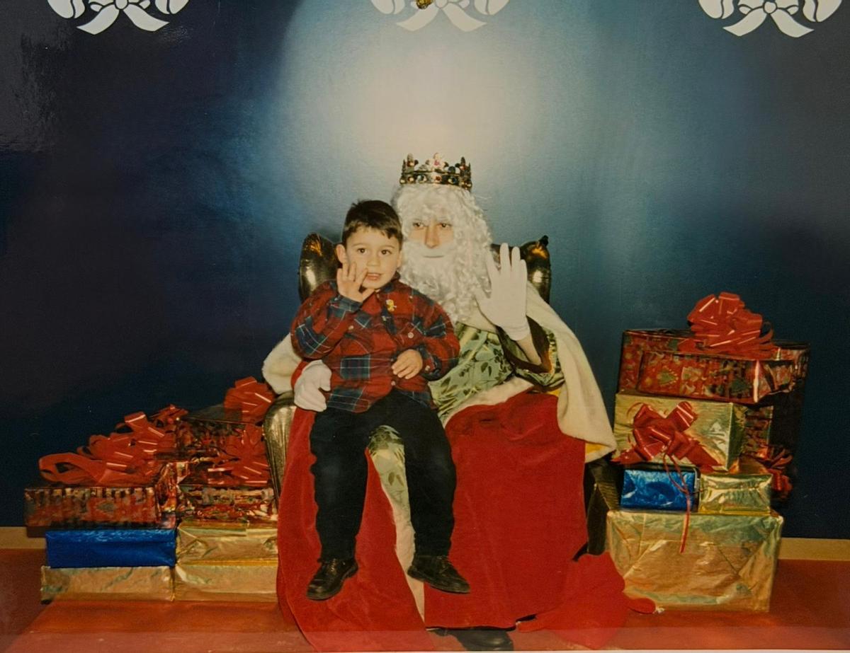 El alcalde dubrés de niño en el regazo del rey Melchor.