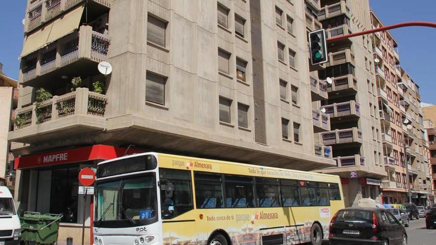 Imagen de archivo de un autobús urbano antiguo circulando por Lorca.