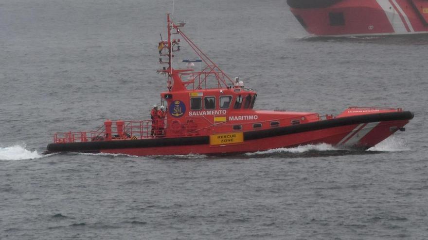 Rescate del pesquero en la ensenada del Orzán