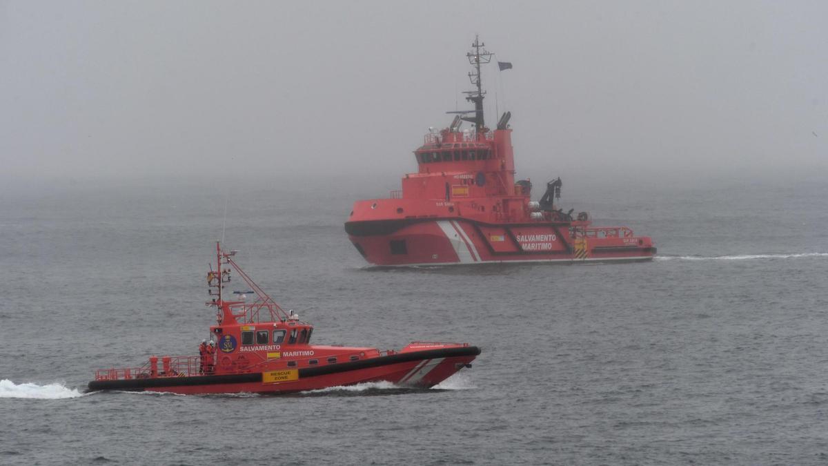 Rescate del pesquero en la ensenada del Orzán