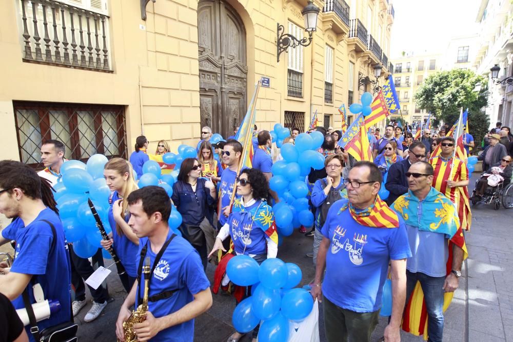 Reivindicación de Som Valencians ante las Torres de Serranos