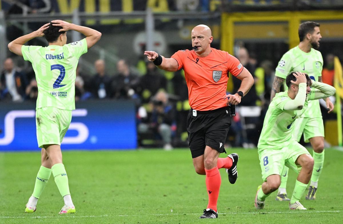 Marciniak en el partido de vuelta de la Champions League entre el Inter de Mil芍n y el Bar?a