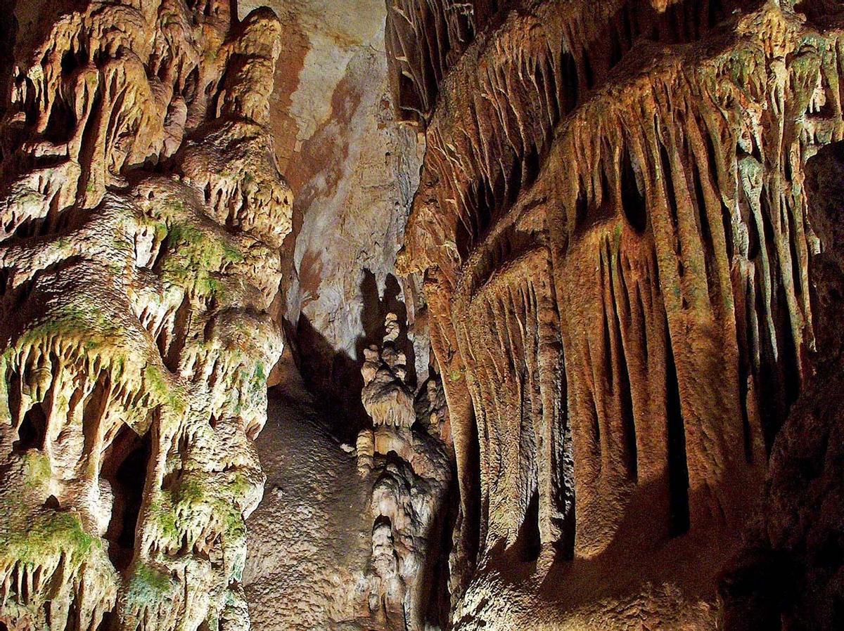 La Cueva de los Franceses, impregnada de estalactitas y estalagmitas.
