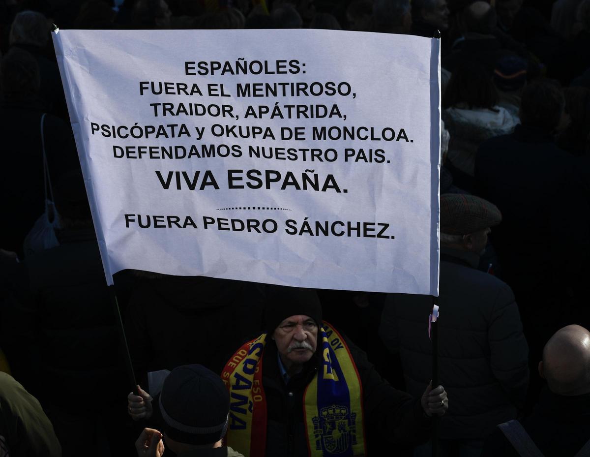 Miles de personas claman contra el Gobierno de Sánchez en Madrid | FOTOS