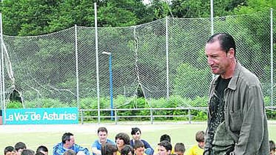 López Ramos, a la izquierda, intenta cortar un avance del jugador del Nástic Fernando Morán.