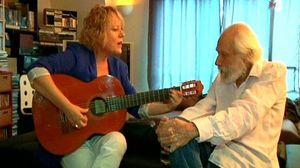 Marina Rossell, cantant per a Moustaki, a París (TV-3, 2011).