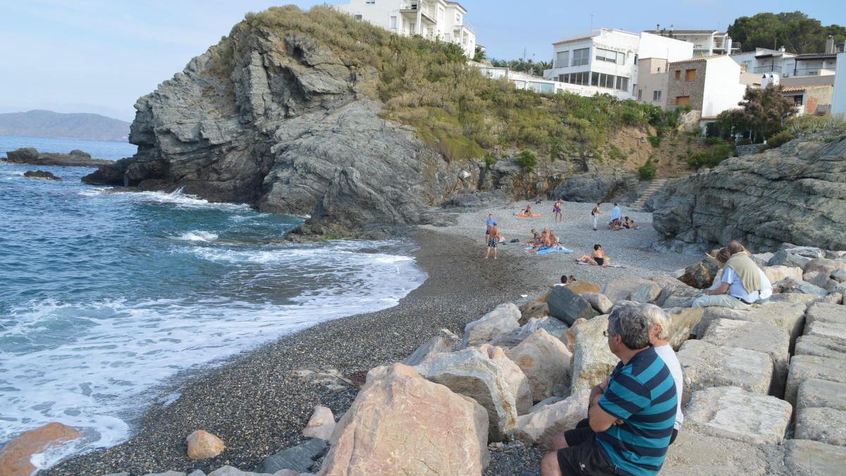 La platja de la Gola amb el camí de ronda.