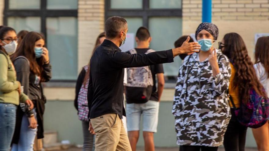 Un profesor ordena el acceso de los alumnos de un instituto de Vitoria