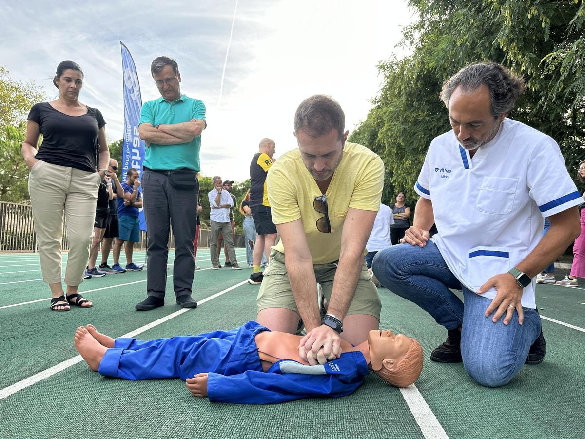 Los profesionales de Vithas forman a los voluntarios de ambas carreras para que puedan asistir a cualquier corredor que precise maniobras de reanimación cardiopulmonar (RCP) y primeros auxilios.