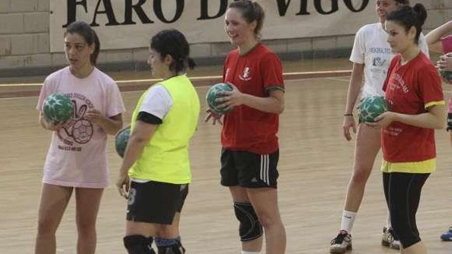 La selección gallega femenina defiende su título en Carballo