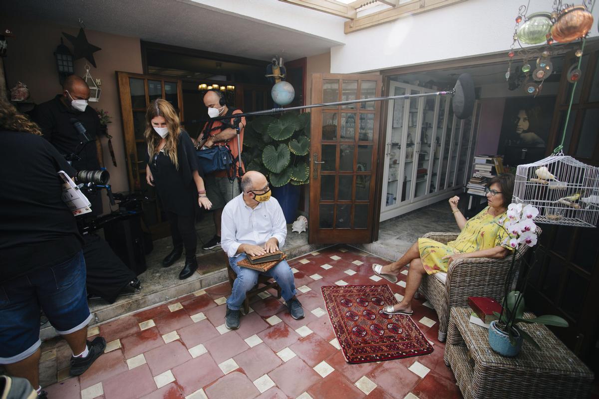 Luis Roca y Yolanda Arencibia durante el rodaje de 'Benito Pérez Buñuel'