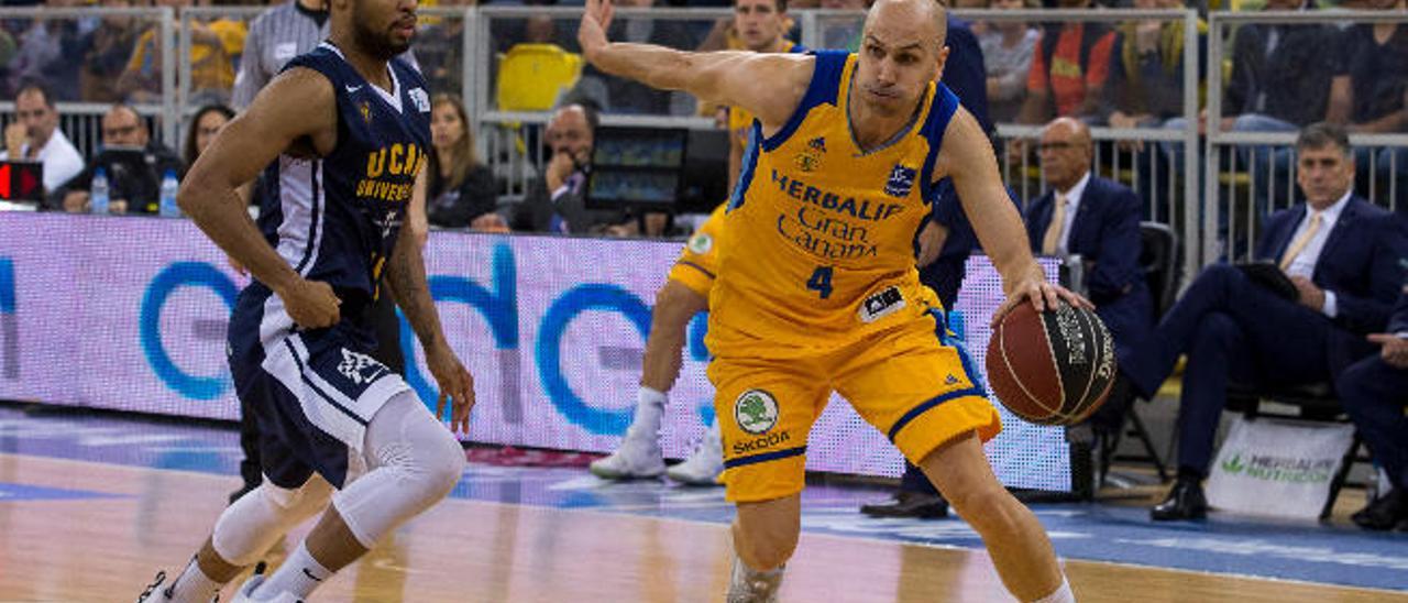 Hannah presiona a Oliver en el choque Herbalife-UCAM de la Liga Endesa en el Arena.