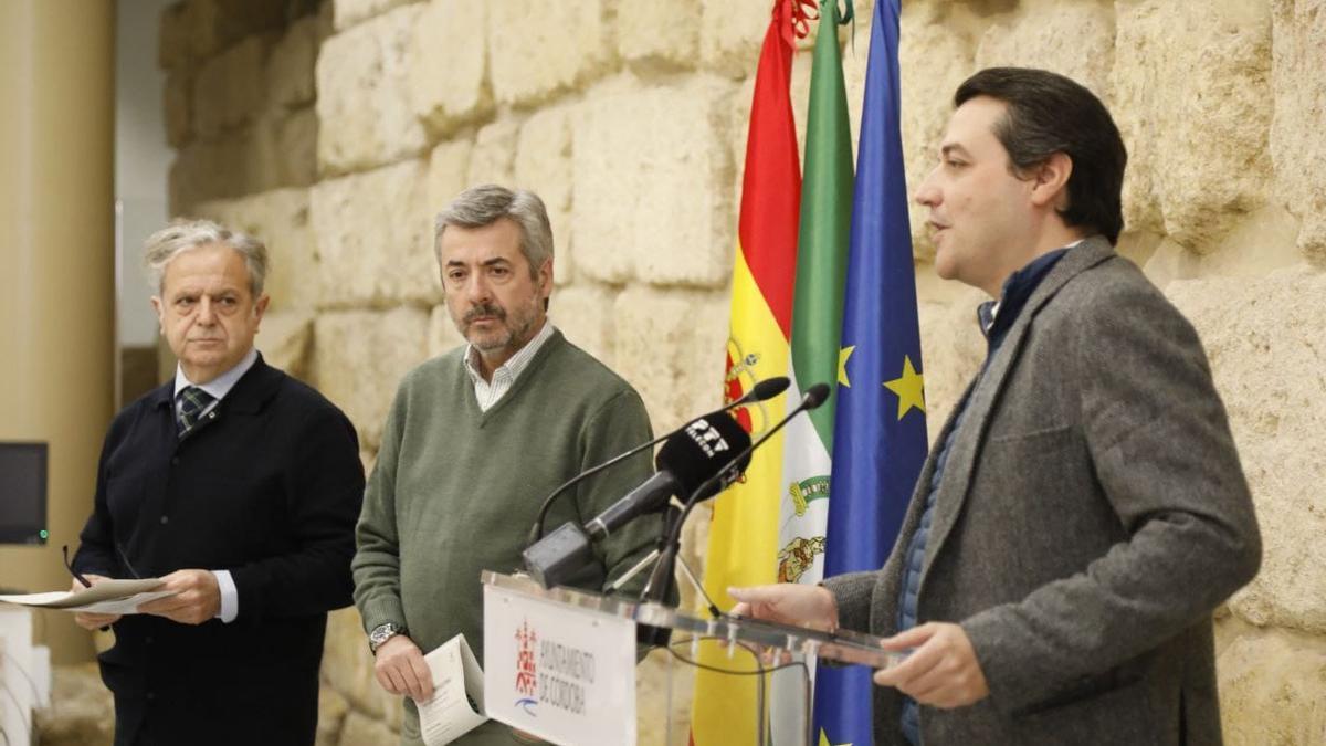 Salvador Fuentes, Miguel Ángel Torrico y José María Bellido (en primer término), este viernes en el Ayuntamiento de Córdoba.