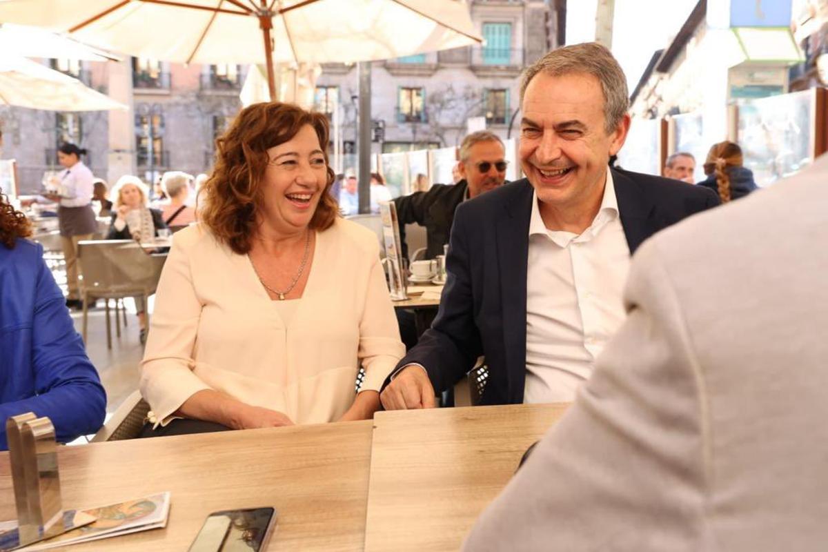 Zapatero en Mallorca: Las fotos del expresidente del Gobierno con Francina Armengol en el Bar Bosch de Palma Zapatero en Mallorca: Las fotos del expresidente del Gobierno con Francina Armengol en el Bar Bosch de Palma
