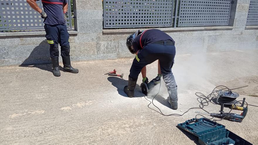 Rescate de un perro atrapado en una alcantarilla de Rionegro del Puente (Zamora) 2