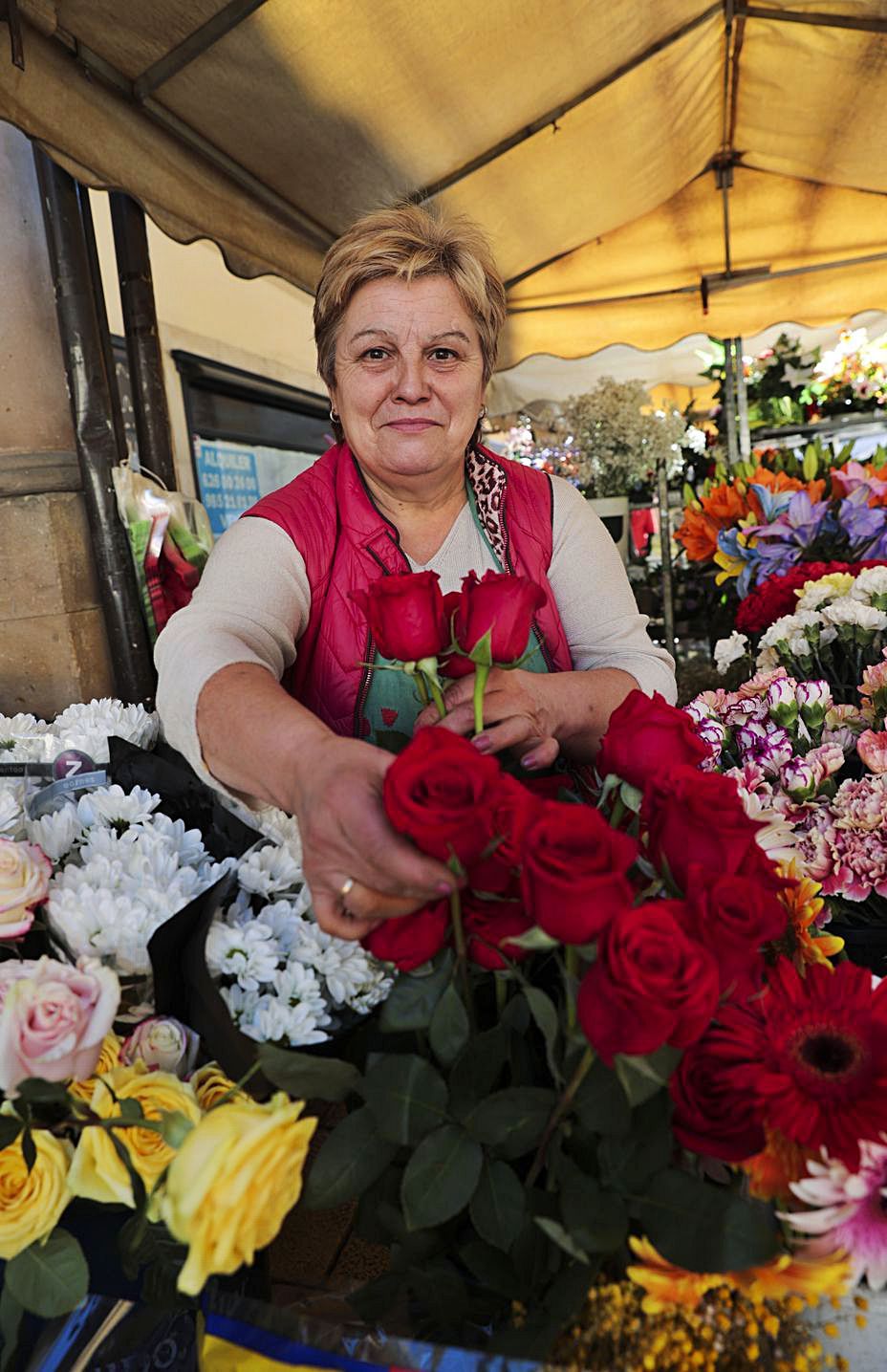 Mari Menéndez, con rosas de su puesto del Fontán.