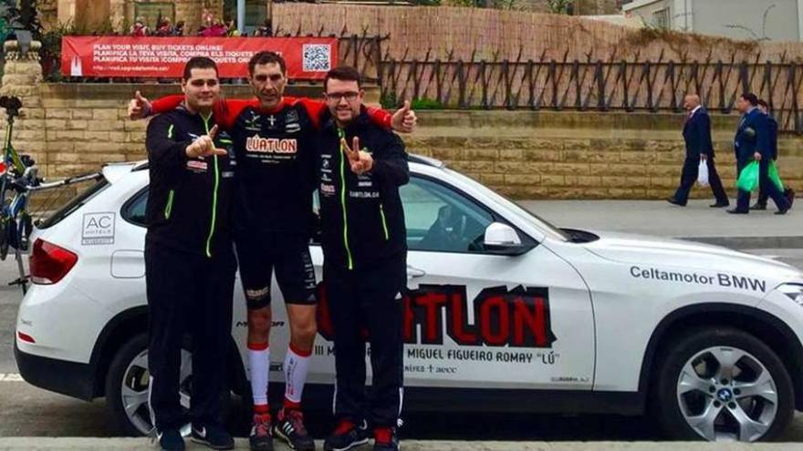 Manuel Casal, Alberto Figueiro y Félix Méndez junto al coche que les acompañó en el Lúatlon delante de la Sagrada Familia. // FDV