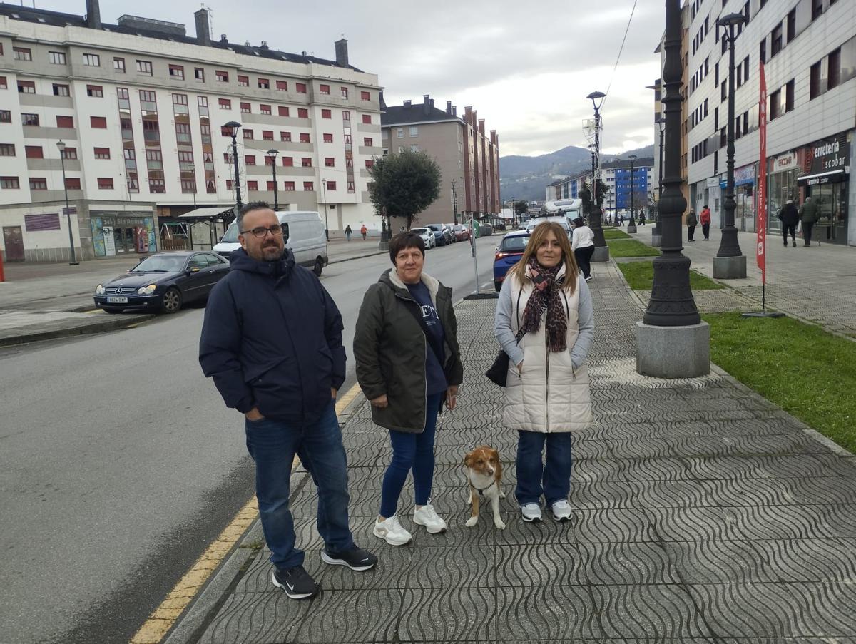 Por la izquierda David García, María Jesús García con su perro «Dover» y Beatriz Ortiz.