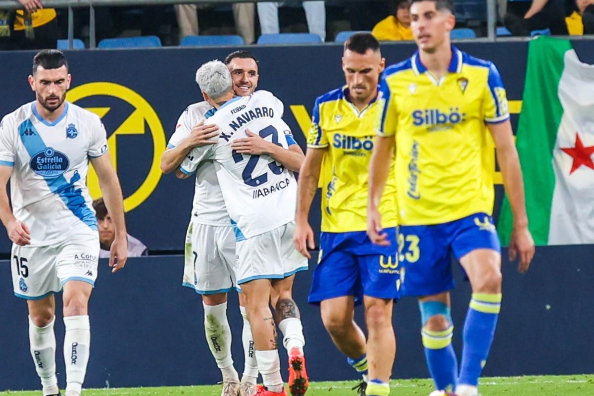 Carlos Fernández se lamenta en la celebración de uno de los goles de Lucas Pérez