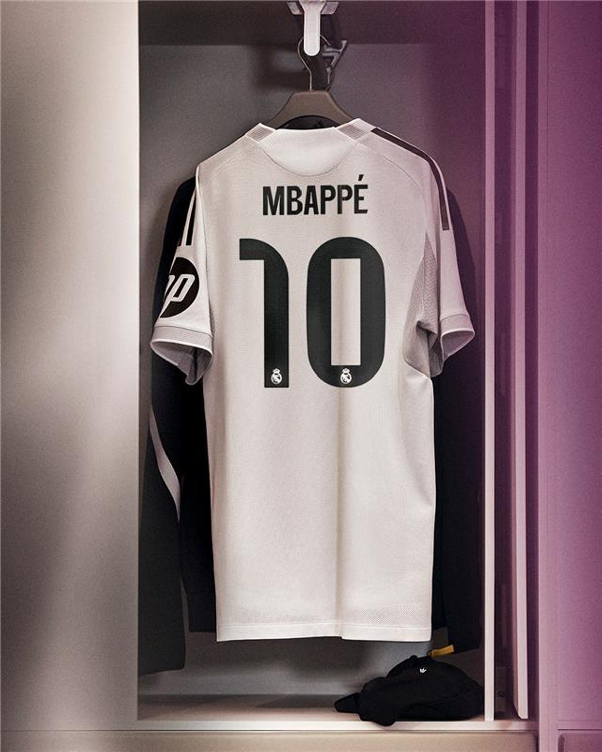 La camiseta del Real Madrid de Mbappé con el '10' en su espalda.