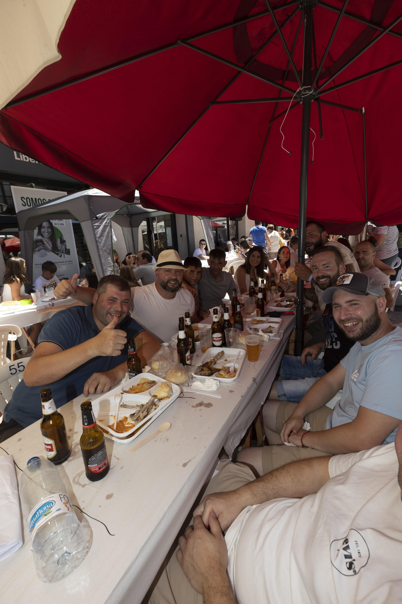 En imágenes: así fue la comida en la calle de Grado
