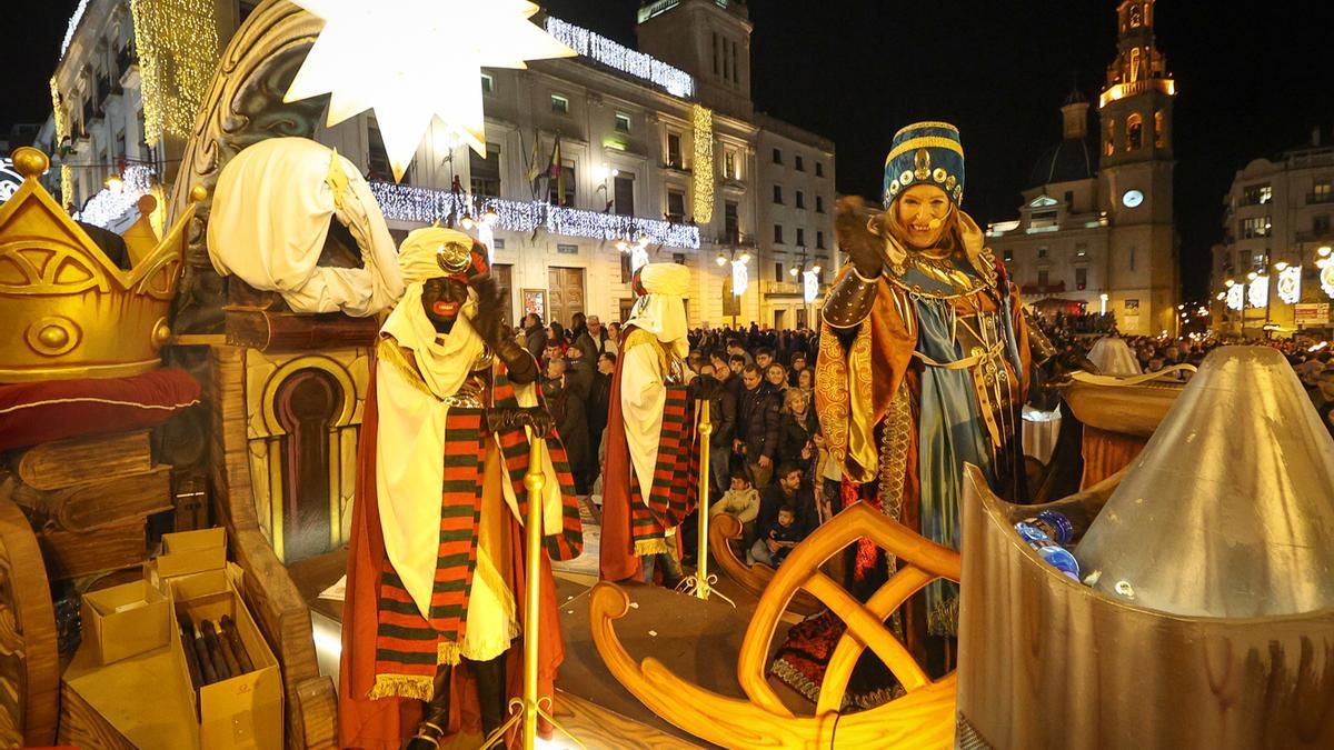La embajadora real anuncia entre multitudes la llegada de los Reyes Magos