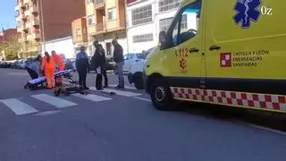 Un hombre con una muleta y la pierna vendada conduce un patinete y se estrella contra el retrovisor de un coche en Benavente