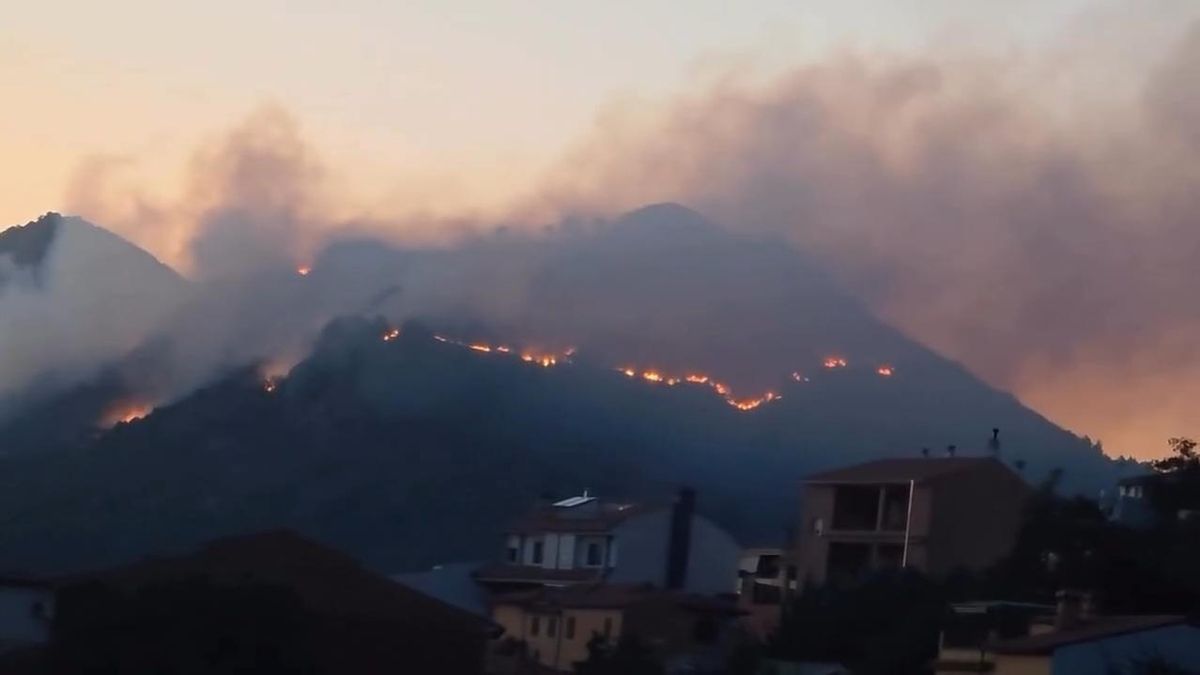 Aspecto que presentaba el incendio de Cañamero en la noche del viernes