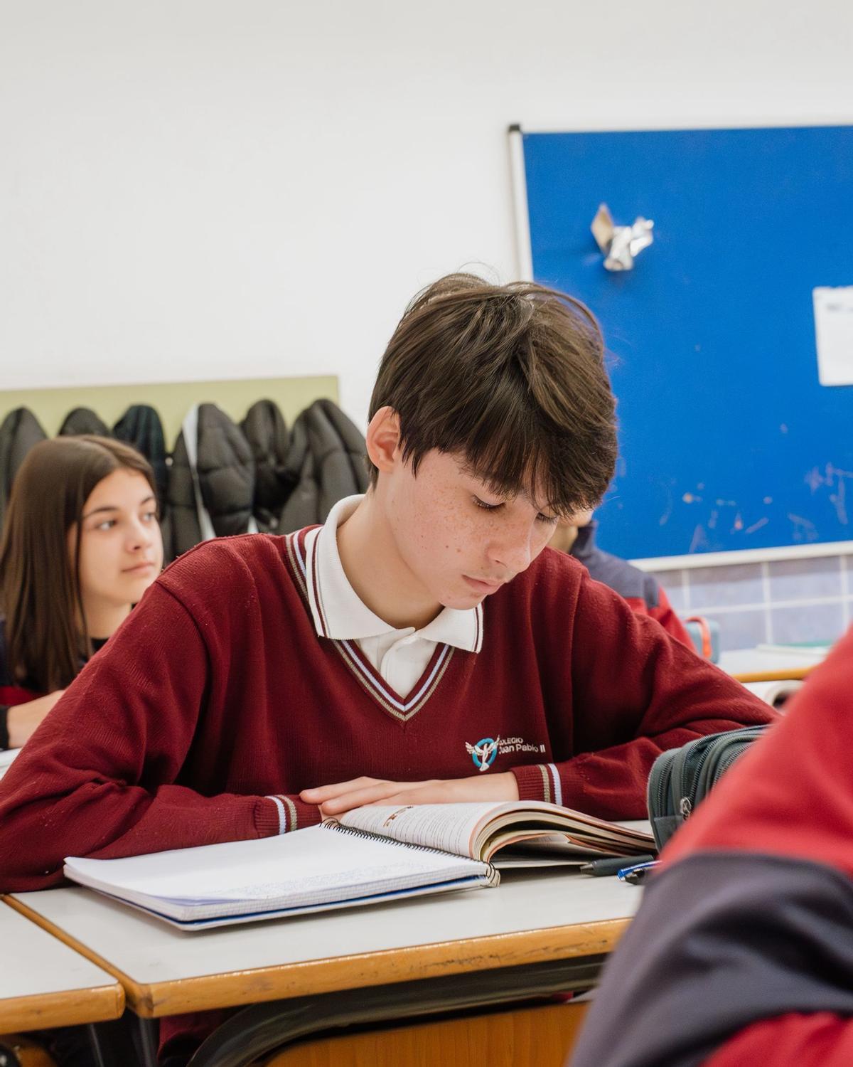 Alumno del centro durante una clase