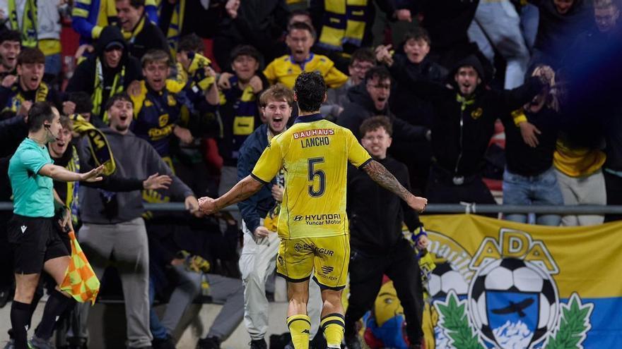 La afición del Alcorcón emula a la del Real Zaragoza e invade el campo tras empatar al Atlético Madrileño en la última jugada: "La locura"