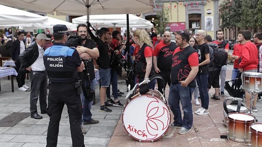 Policía Local ante un grupo de gaiteros en Cimadevilla.