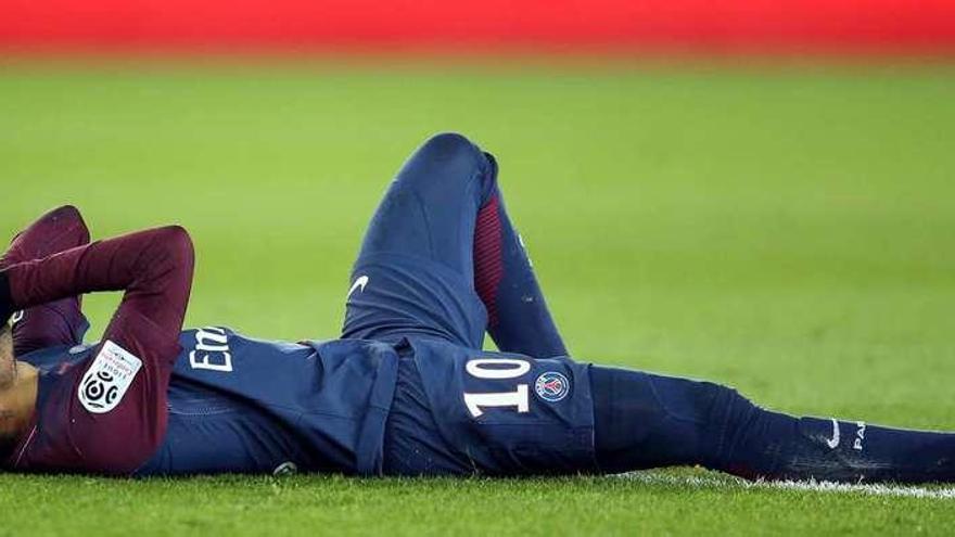 Neymar se duele en el suelo tras sufrir el esguince de tobillo. // Reuters