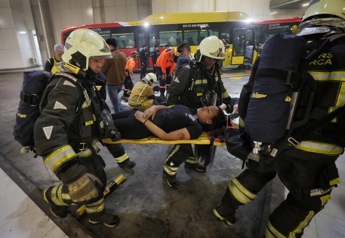 La estación intermodal de Palma ha sido escenario de un gran simulacro de emergencias este domingo