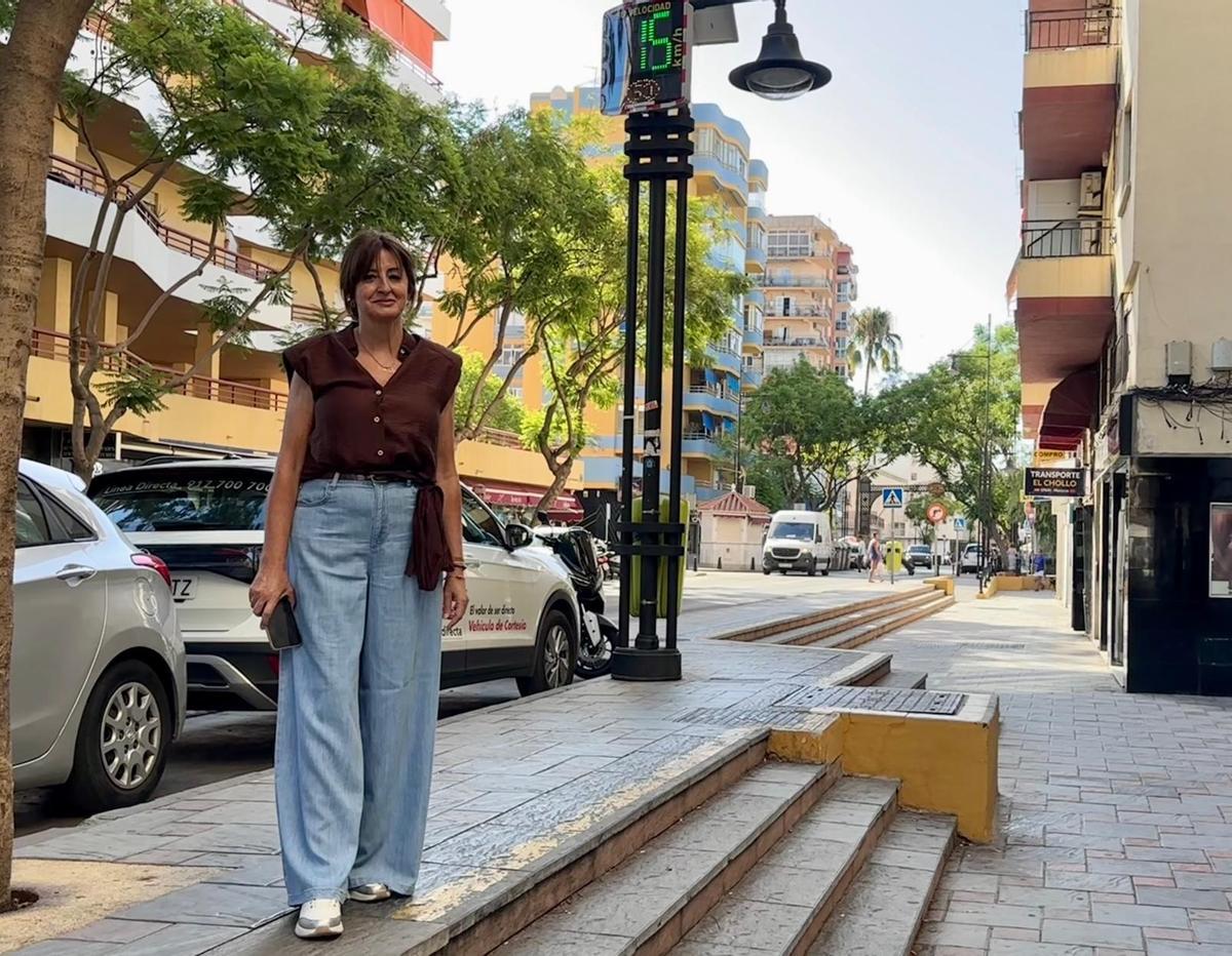 La edil Isabel González ante el aforador instalado en la avenida de Mijas.