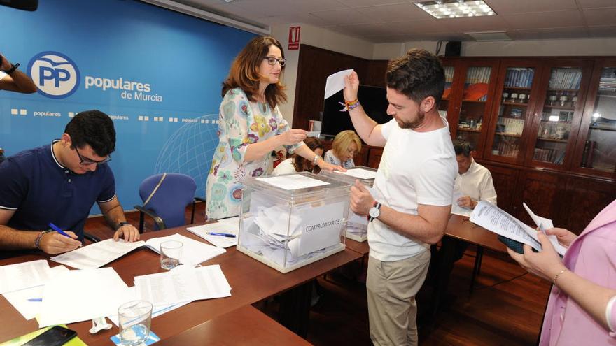 Un militante deposita su voto durante las primarias del PP