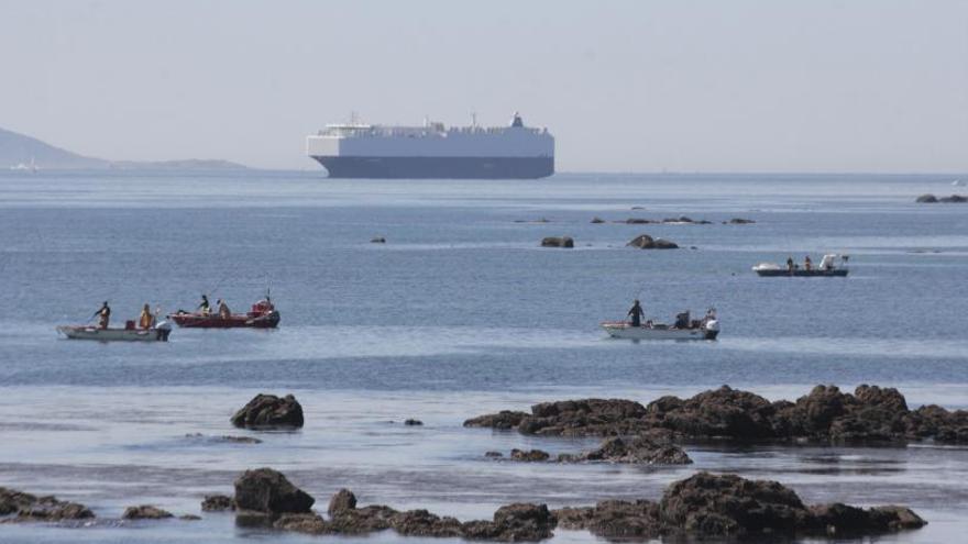 Barcos en los bancos de marisqueo de Tirán, en Moaña.  // G.NÚÑEZ