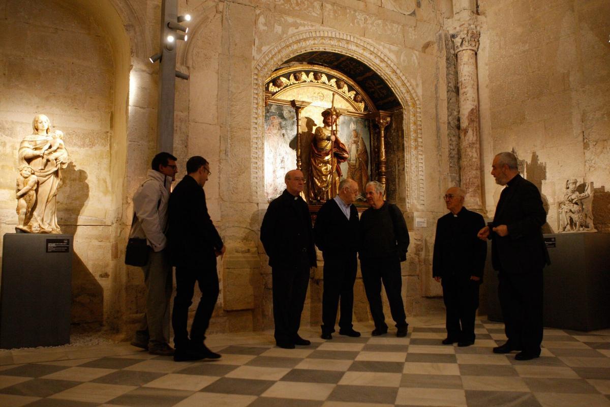CATEDRAL DE ZAMORA , SE PRESENTA LA  REHABILITADA CAPILLA DE SANTIAGO DONDE HALLAN CUATRO CAPITELES , UNICOS EJEMPLOS DE FIGURAS MEDIEVALES EN EL INTERIOR DE LA CATEDRAL , LA CAMARA FORMA PARTE  DE LAS ESTRUCTURAS QUE QUEDAN DEL CLAUSTRO PRIMITIVO