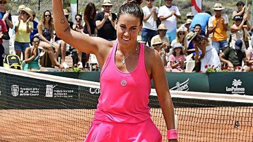 La granadina Nuria Párrizas celebra su primer ITF 25.000, ayer, en el Open Gran Canaria nosolotenis.