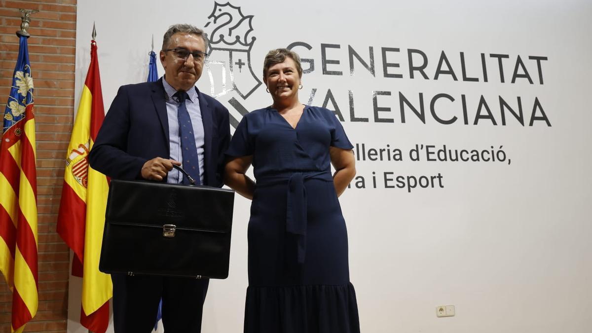 El nuevo conseller de Educación, José Antonio Rovira (PP) junto a la ex consellera Raquel Tamarit. GERMÁN CABALLERO