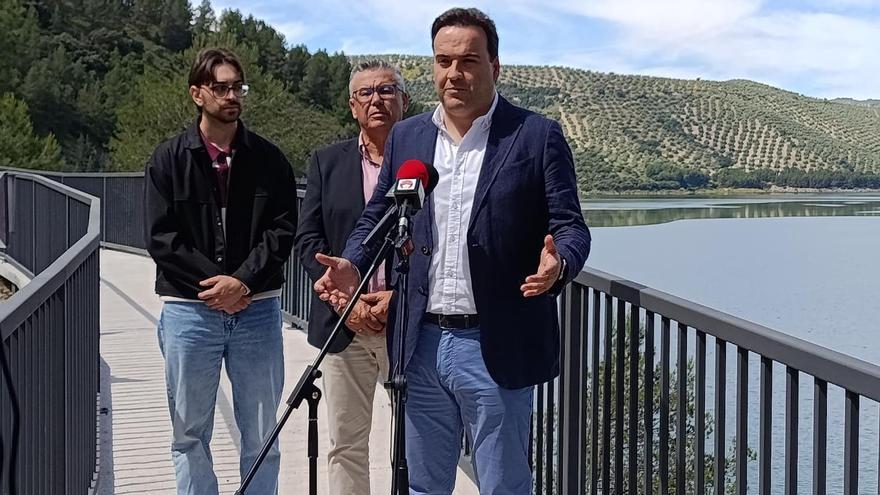 Iznájar estrena una pasarela peatonal junto al embalse