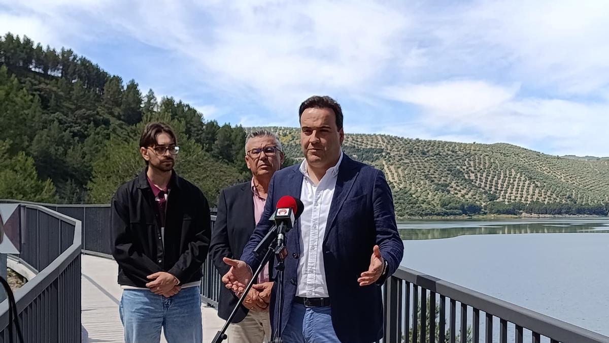 Iznájar estrena una pasarela peatonal junto al embalse
