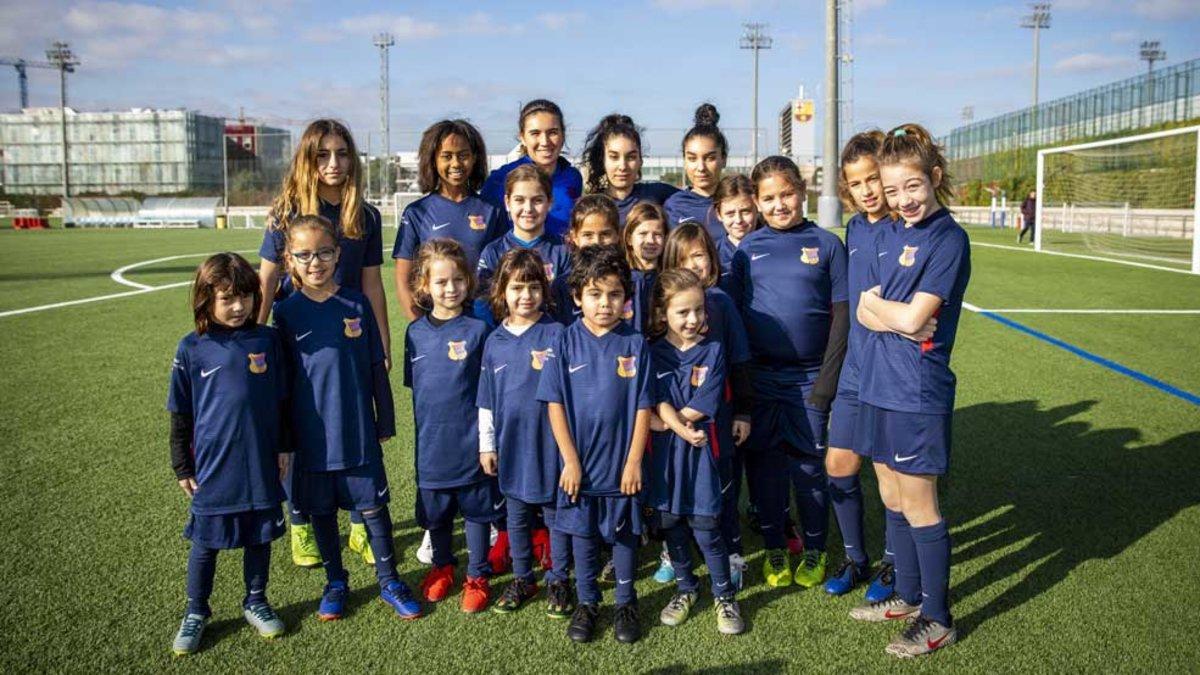 Mariona Caldentey con las niñas de la Agrupació de Penyes