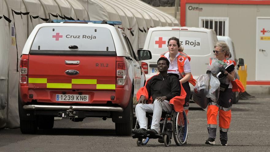 Un niño maniatado en la proa de un cayuco que llegó a Canarias